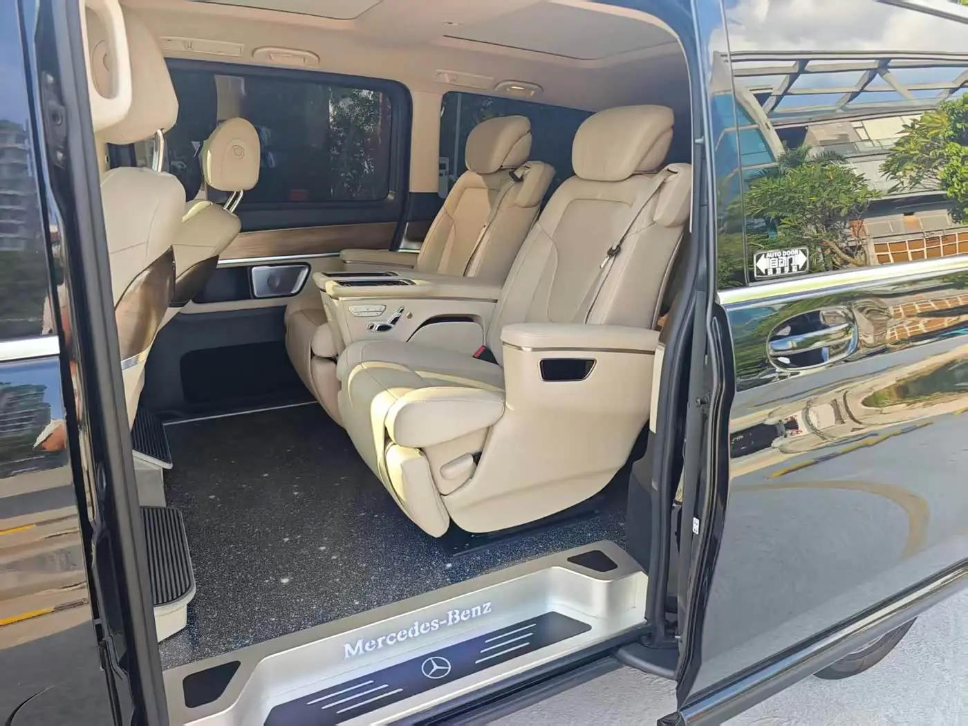 Mercedes-Benz V-Class 2023 — Photo 5/10