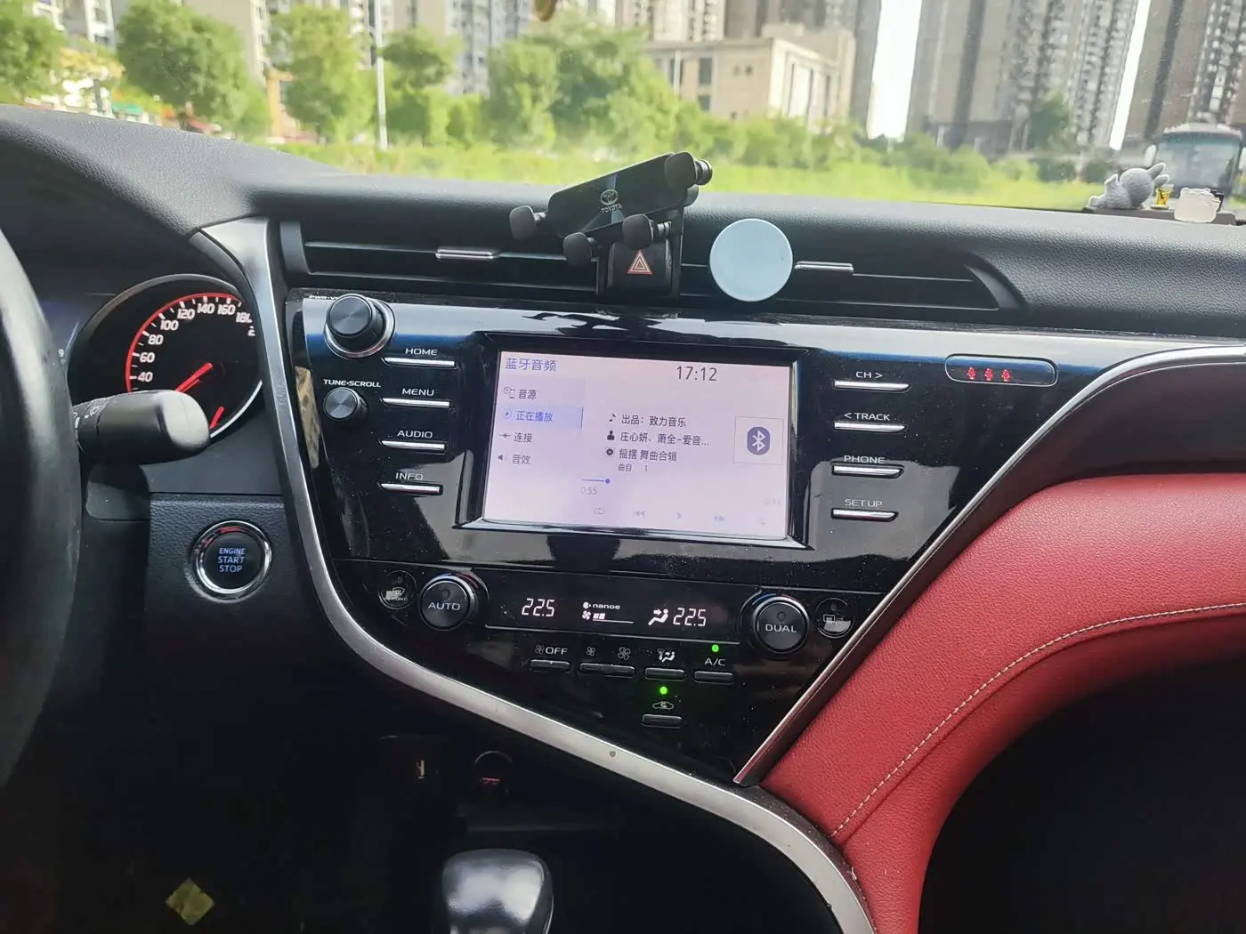 Toyota Camry 2018 — Photo 11/15
