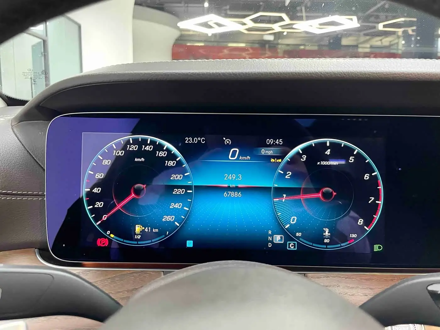 Mercedes-Benz E-Class 2023 — Photo 10/20
