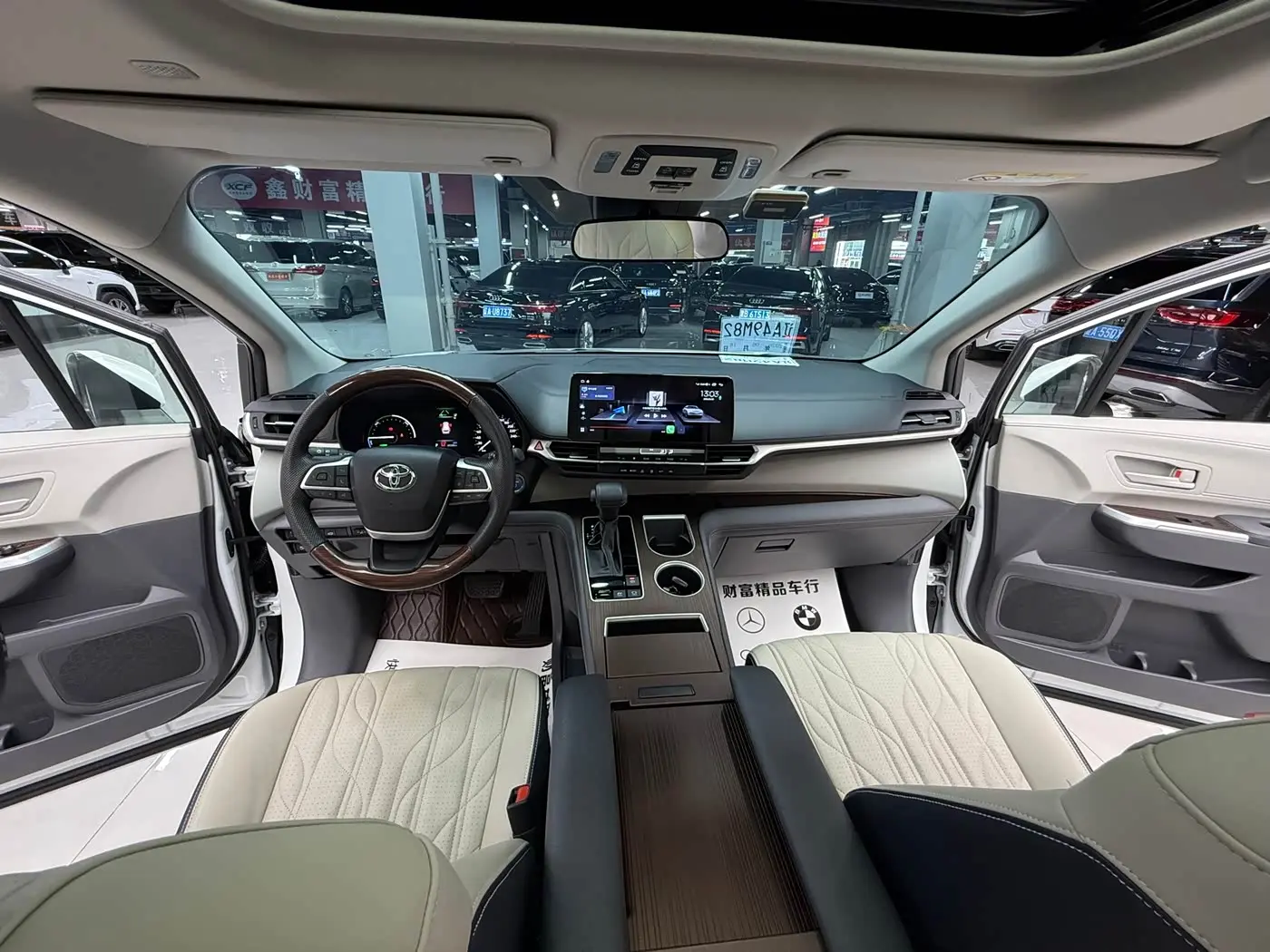 Toyota Sienna 2023 — Photo 7/15