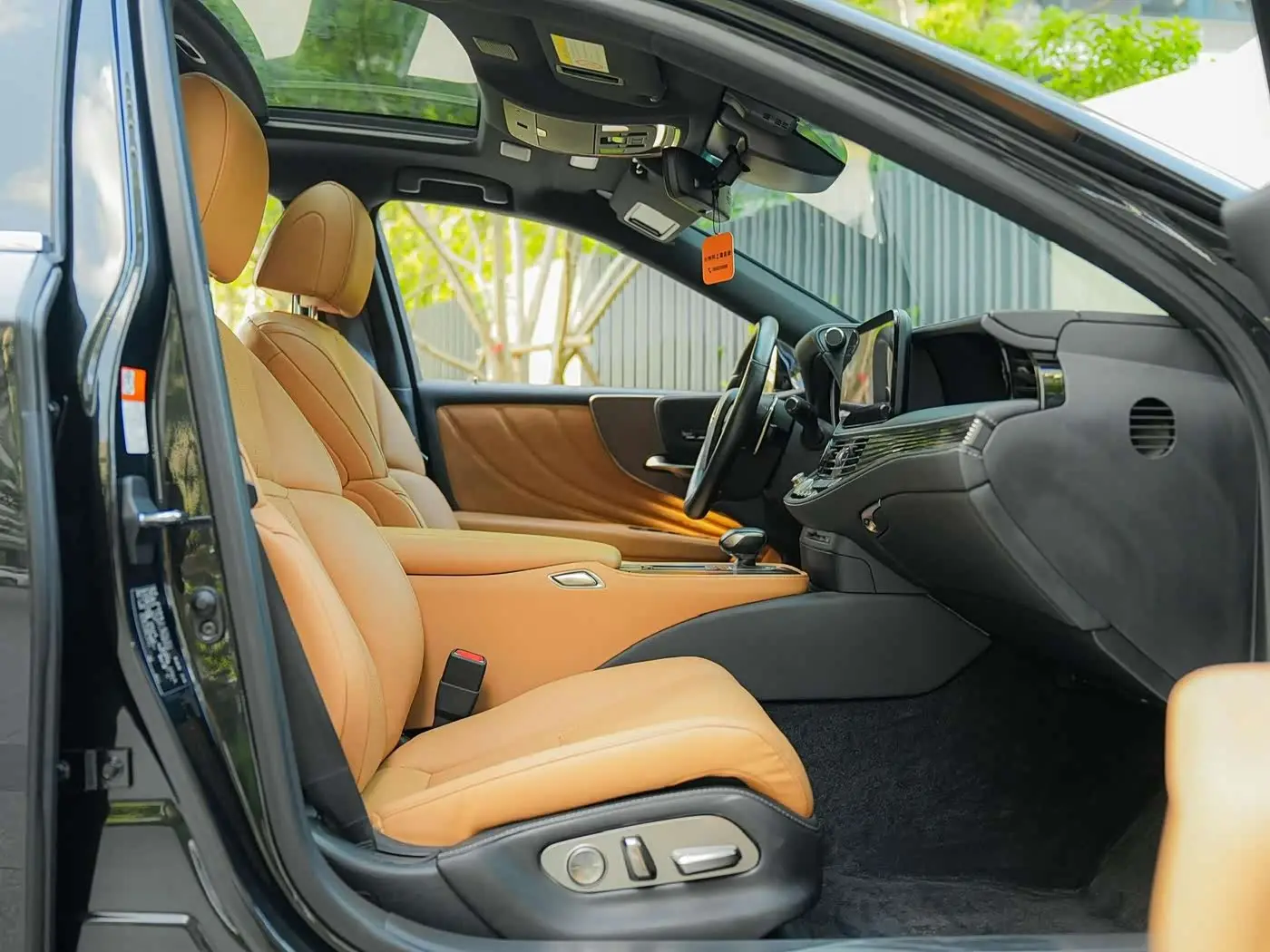 Lexus LS 2023 — Photo 12/20