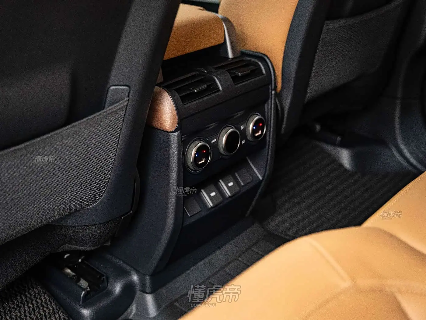 Land Rover Defender 2023 — Photo 15/17
