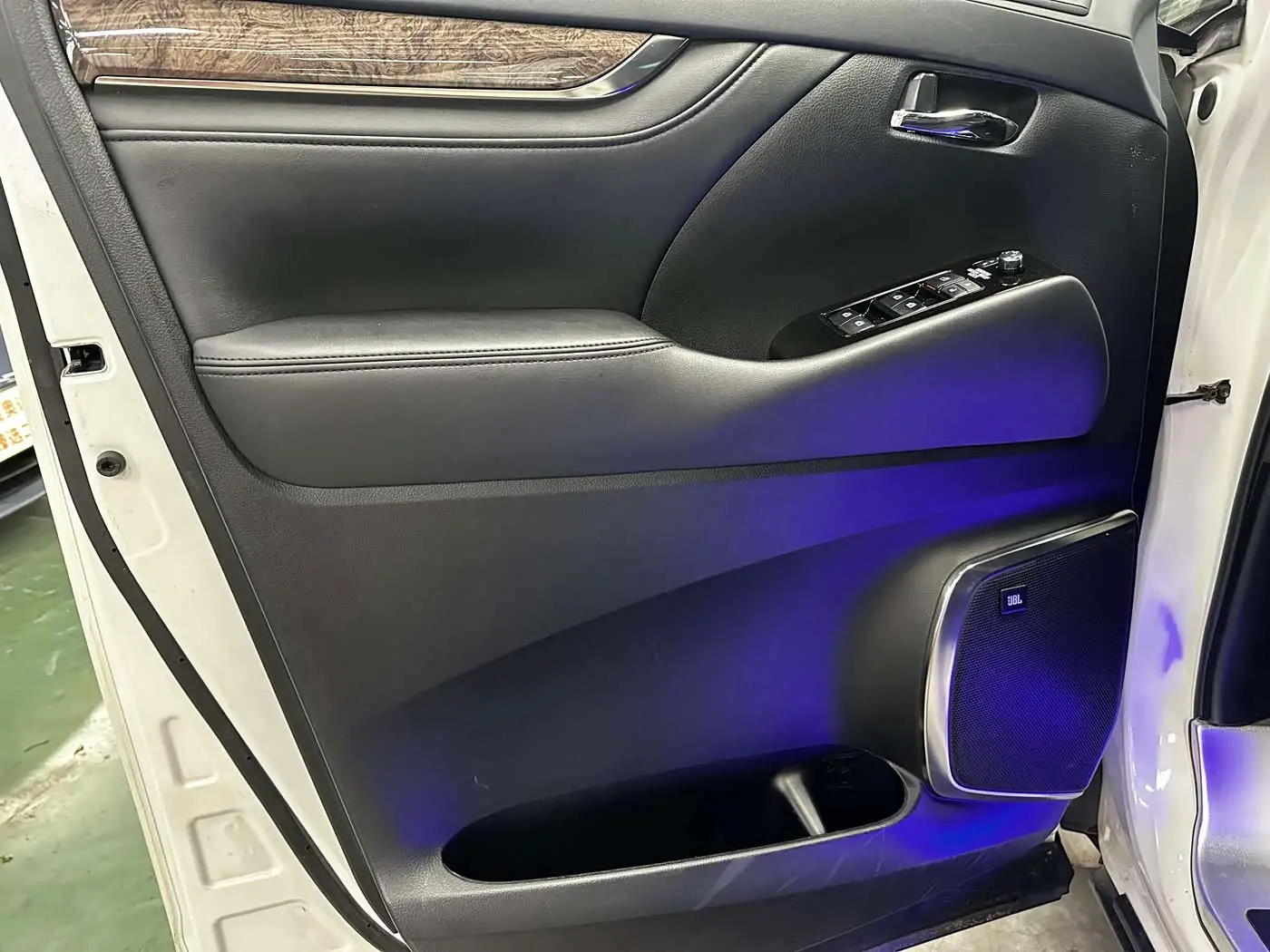 Toyota Alphard 2021 — Фото 10/19