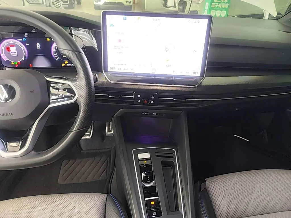 Volkswagen Golf 2024 — Photo 13/20