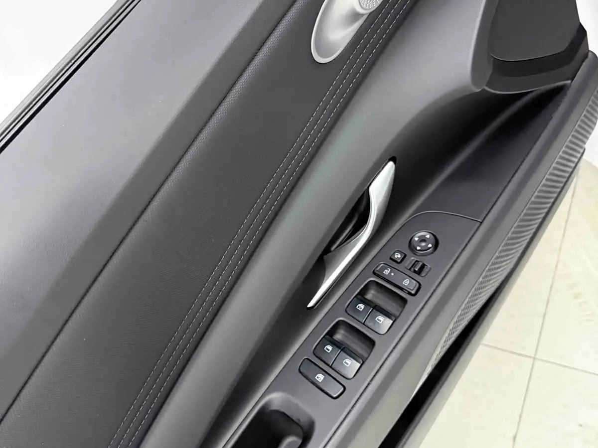 Hyundai Elantra 2023 — Фото 19/20