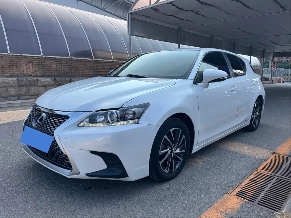 Lexus CT 2019 — Photo 1/20