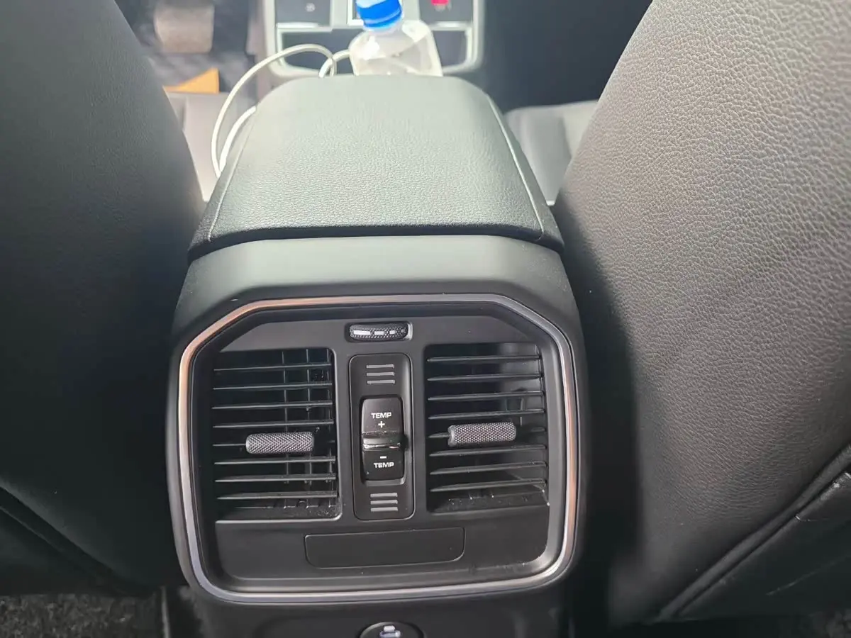 Porsche Macan 2025 — Photo 8/10