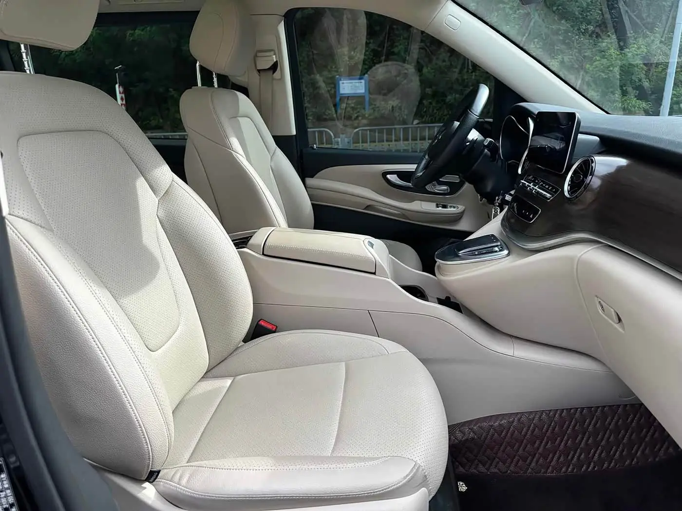 Mercedes-Benz V-Class 2020 — Photo 6/15