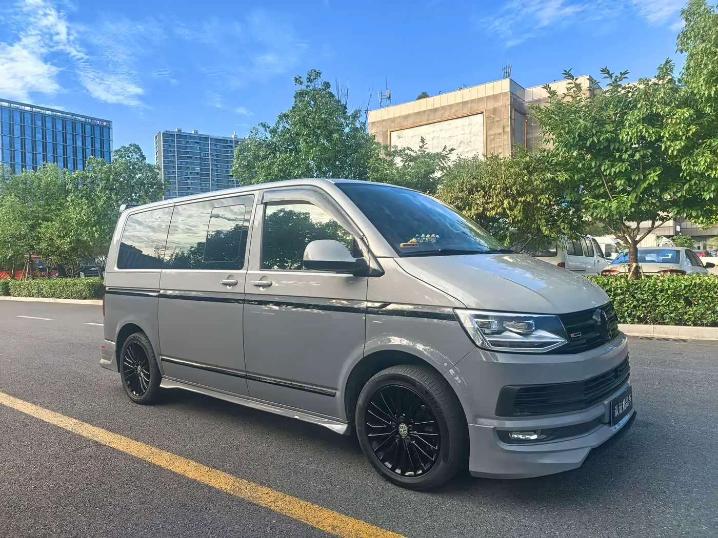 Volkswagen Multivan 2019 — ფოტო 2/16