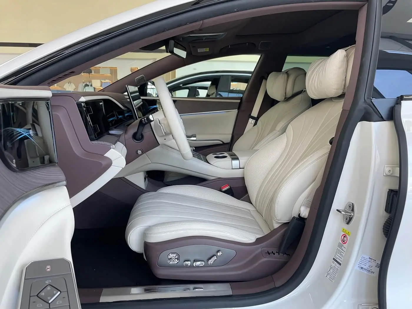 Denza Z9GT 2025 — Photo 9/15