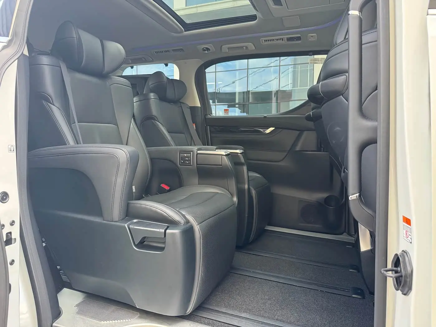 Toyota Vellfire 2023 — Фото 12/15