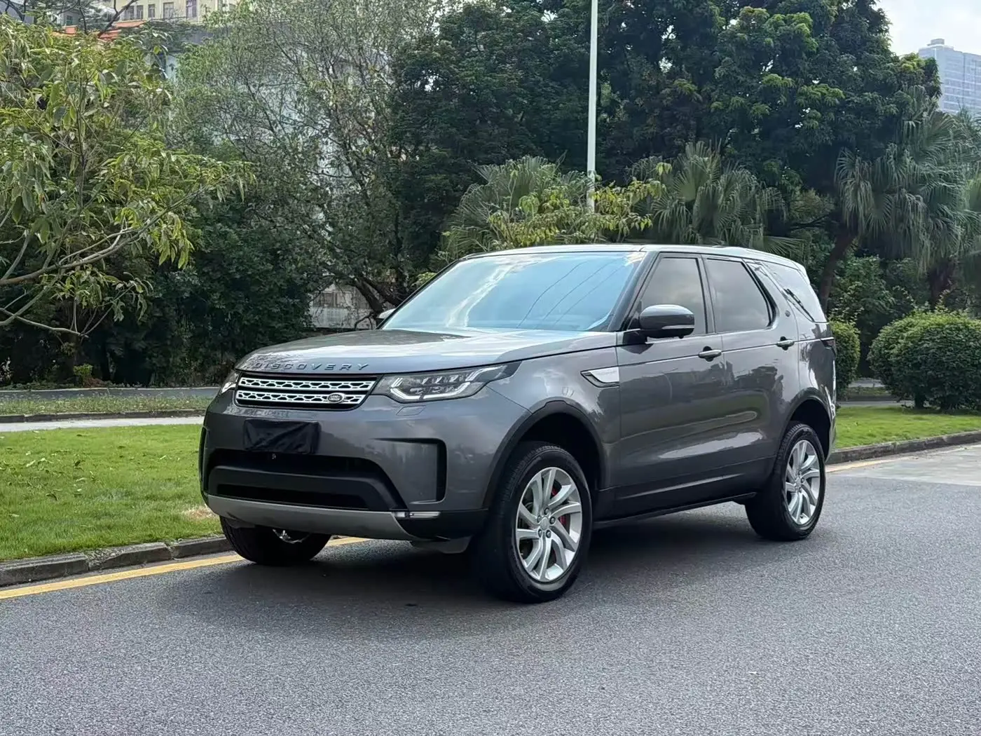 Land Rover Discovery 2018 — Photo 1/12