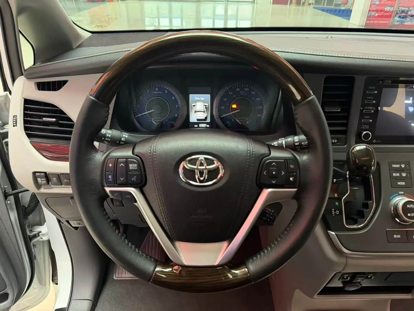 Toyota Sienna 2020 — ფოტო 15/18