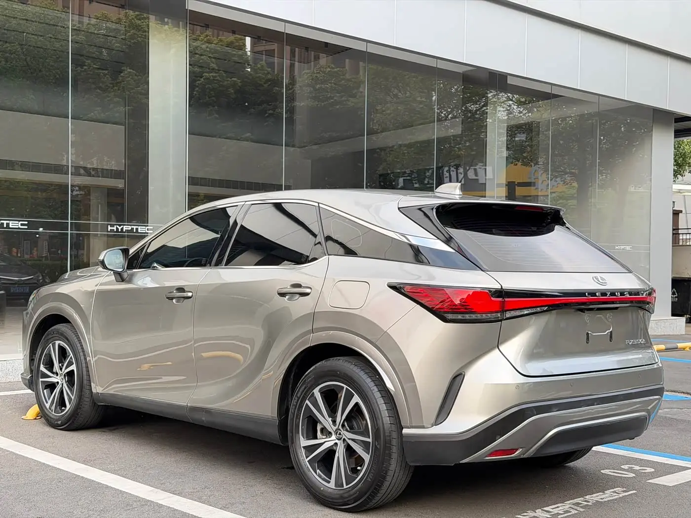 Lexus RX 2023 — Фото 7/20
