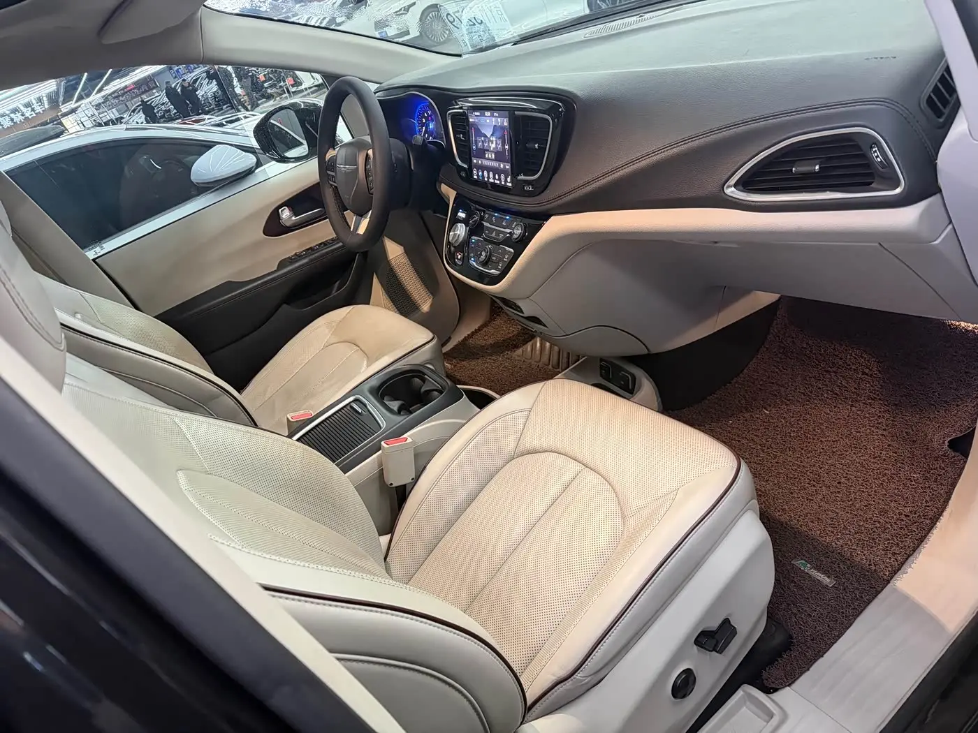 Chrysler Grand Voyager 2018 — Photo 10/17