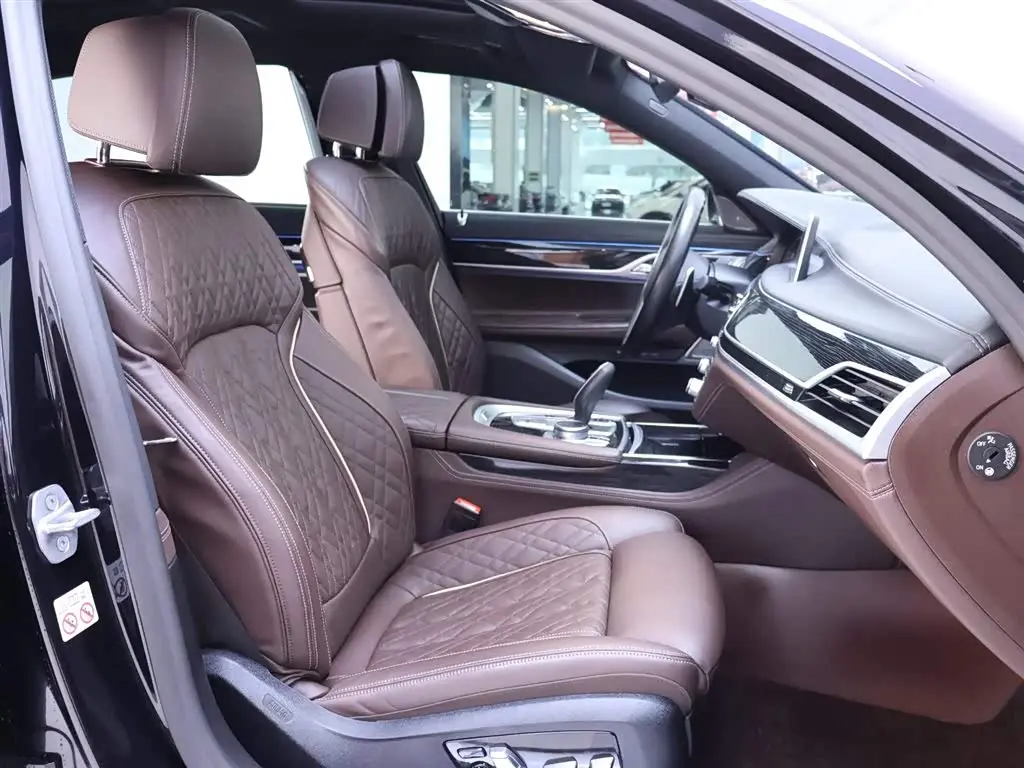 BMW 7 Series 2021 — Photo 19/20