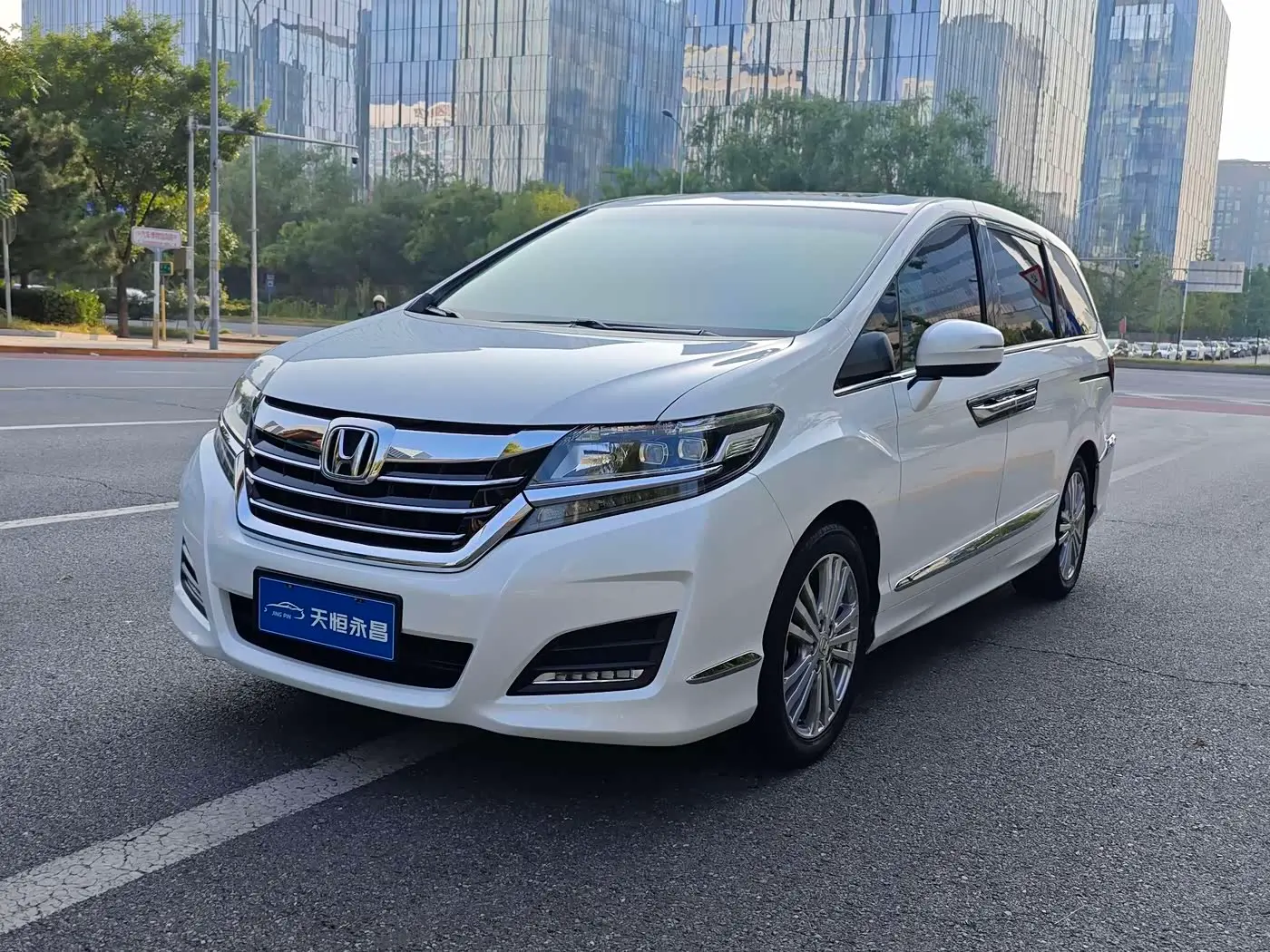 Honda Elysion 2017 — Фото 1/20