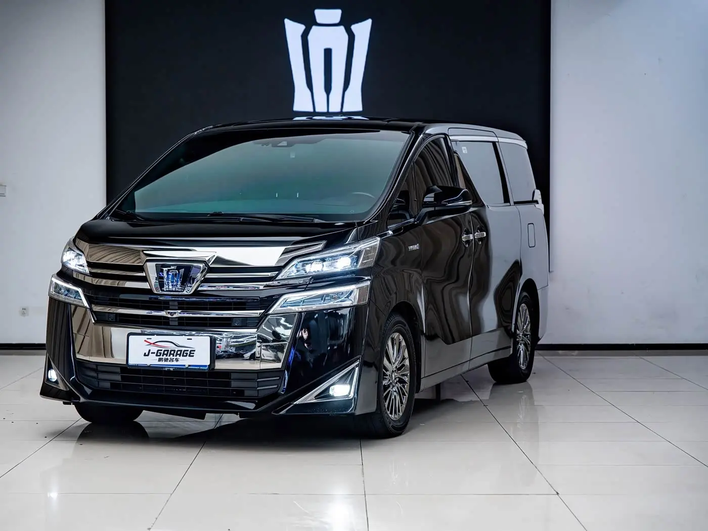 Toyota Vellfire 2021 — Photo 1/11