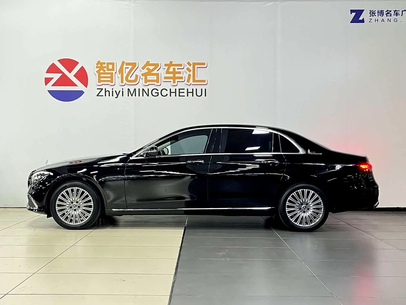 Mercedes-Benz E-Class 2023 — Photo 3/14