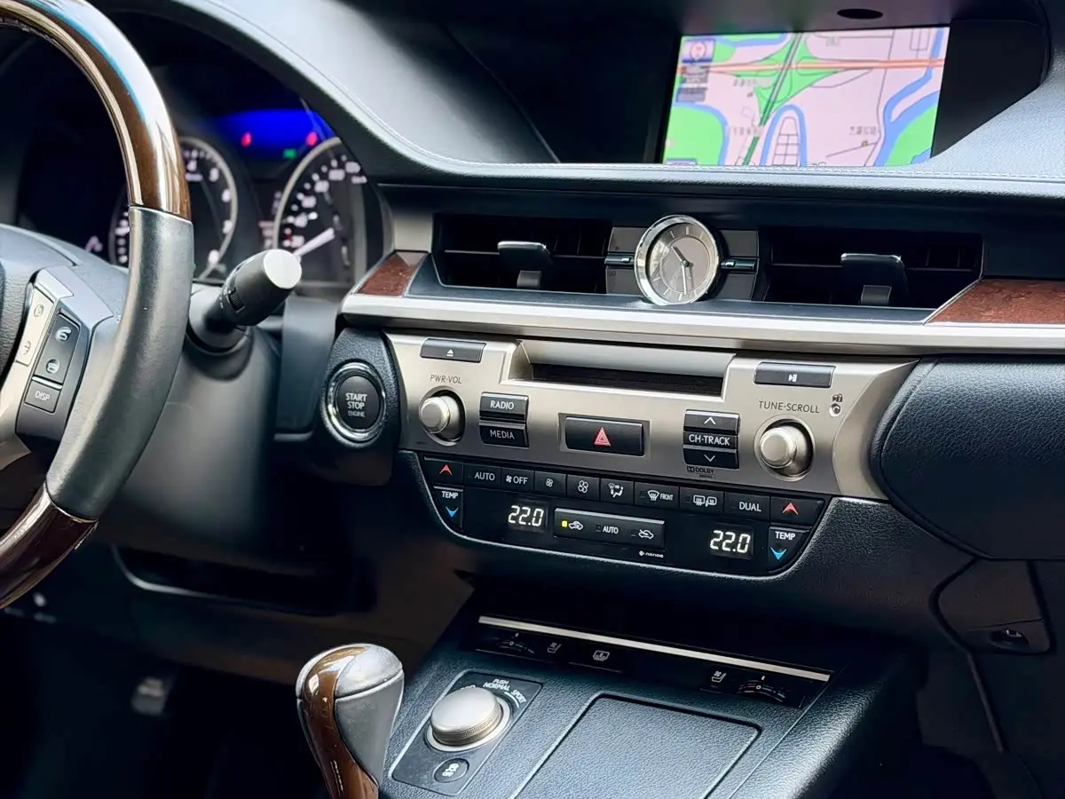 Lexus ES 2014 — Photo 9/20