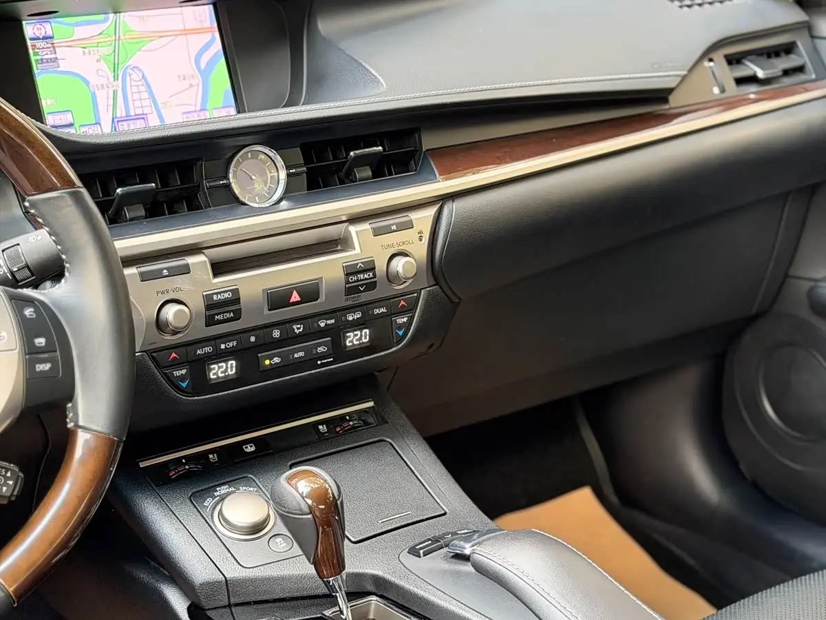 Lexus ES 2014 — Photo 12/20