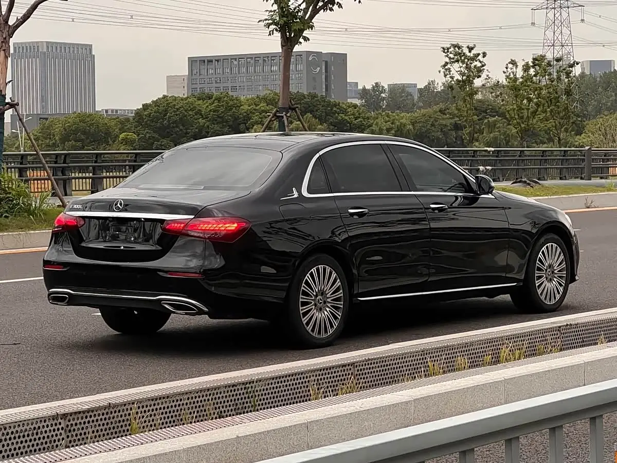Mercedes-Benz E-Class 2022 — Фото 9/9