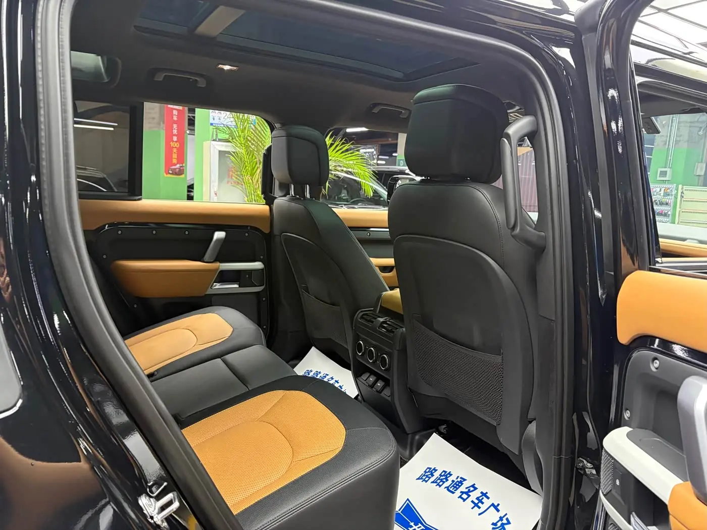 Land Rover Defender 2023 — Photo 8/19