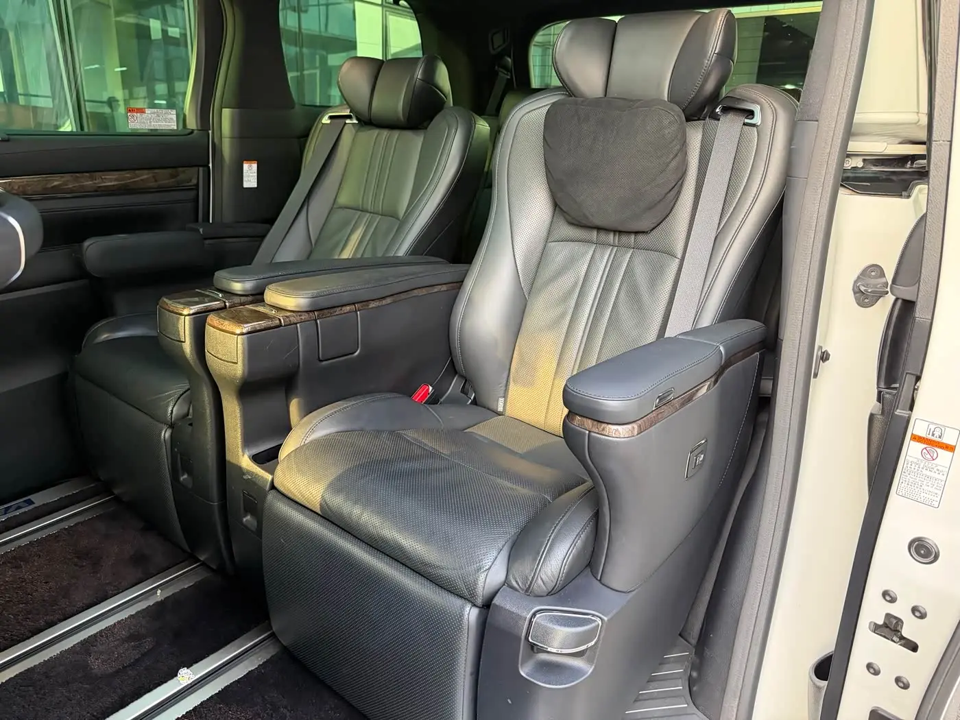 Toyota Vellfire 2019 — Photo 10/18