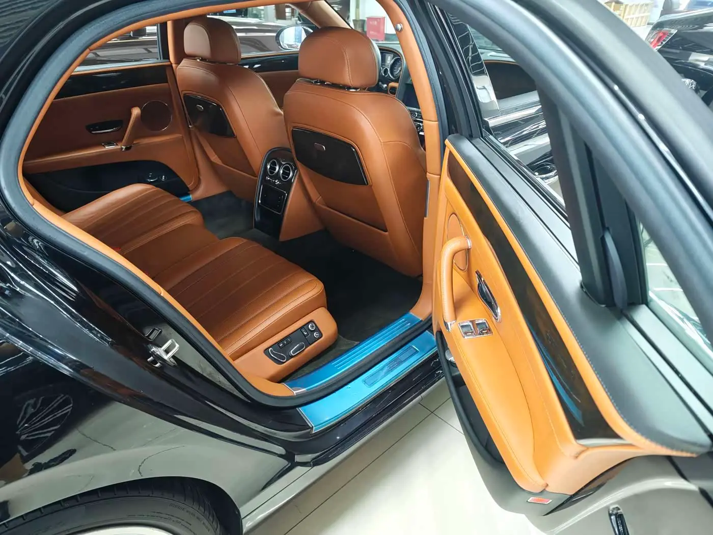 Bentley Flying Spur 2015 — Фото 8/14