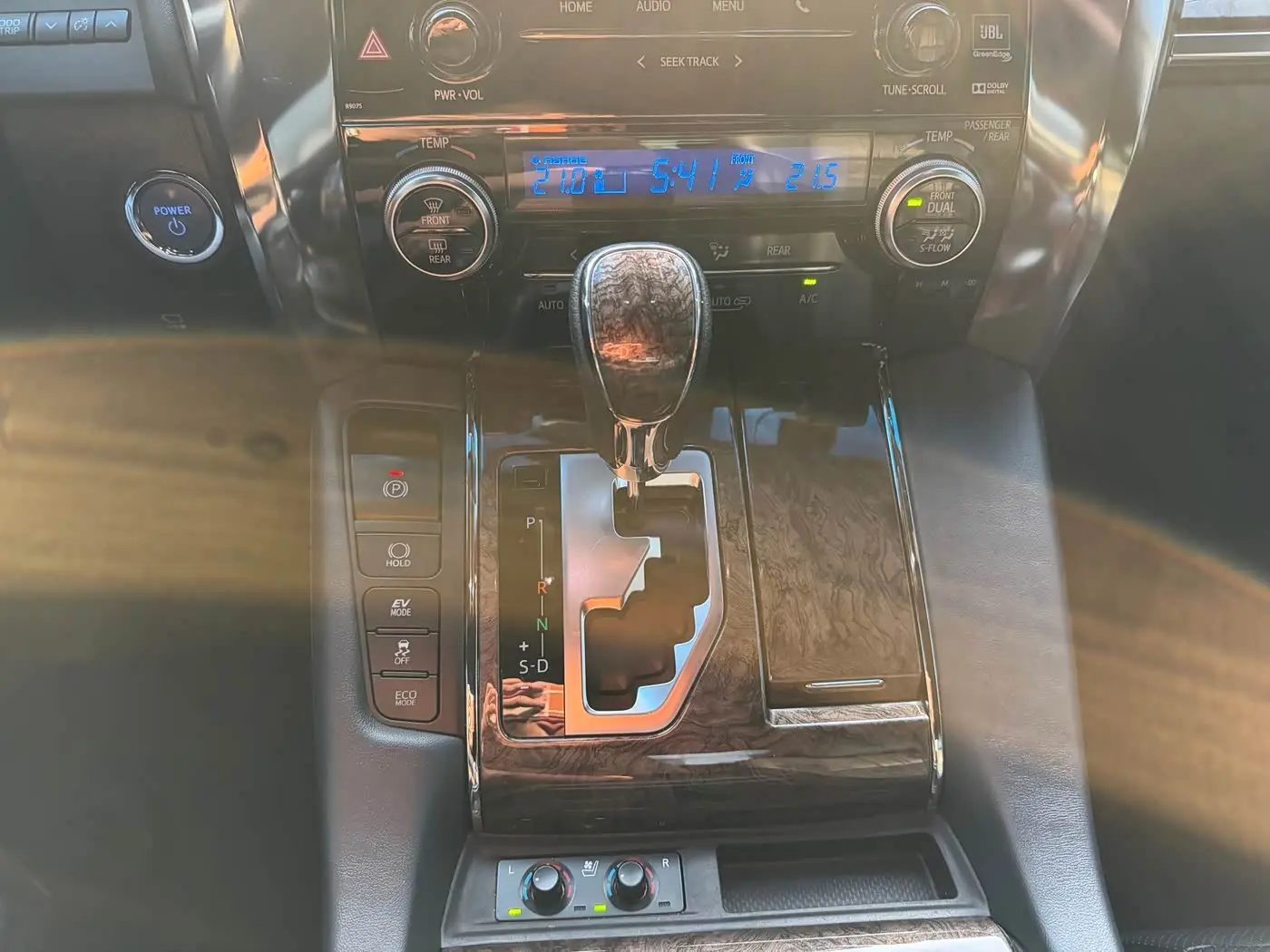 Toyota Vellfire 2019 — Photo 17/18