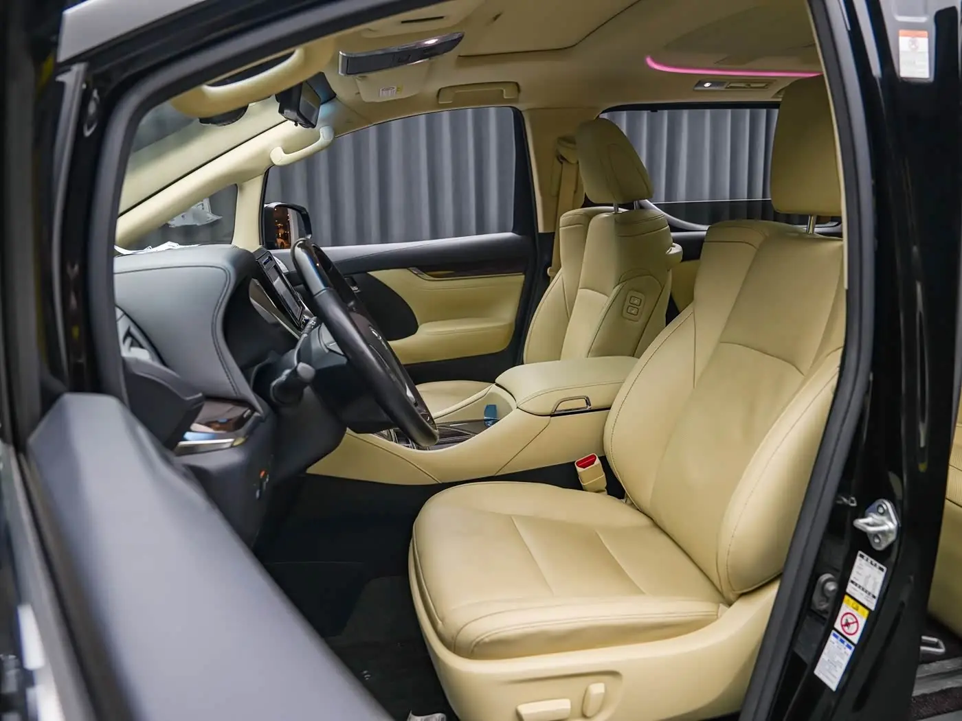 Toyota Alphard 2019 — Photo 19/20