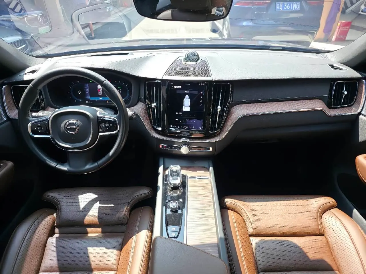 Volvo XC60 Plug-in Hybrid 2022 — Фото 8/15