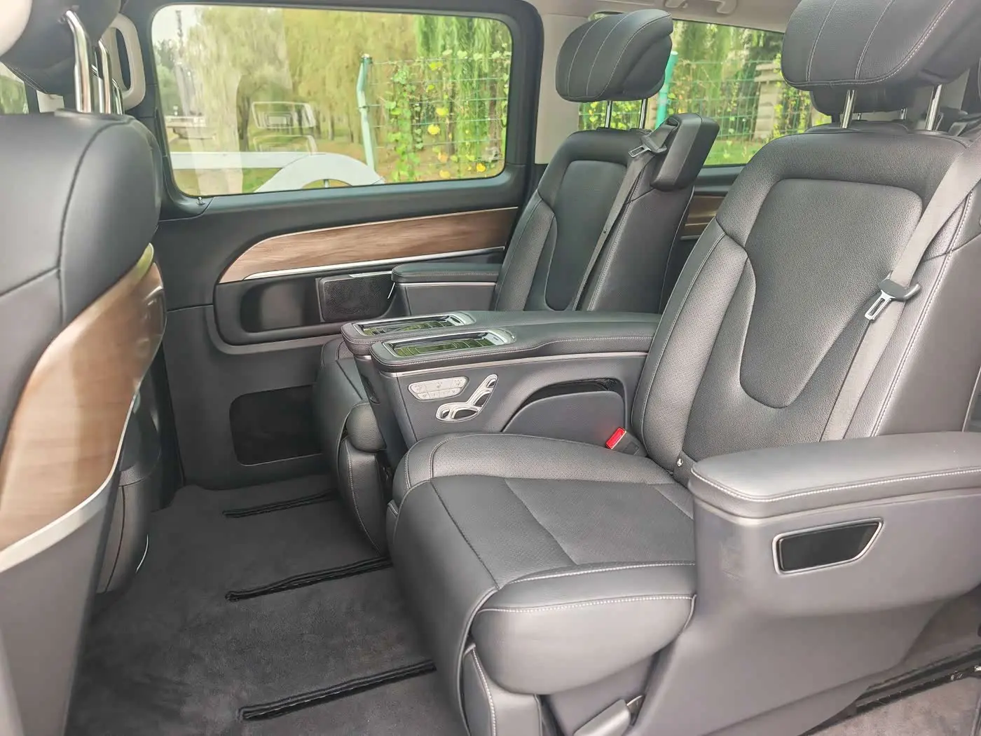 Mercedes-Benz V-Class 2023 — Photo 8/20