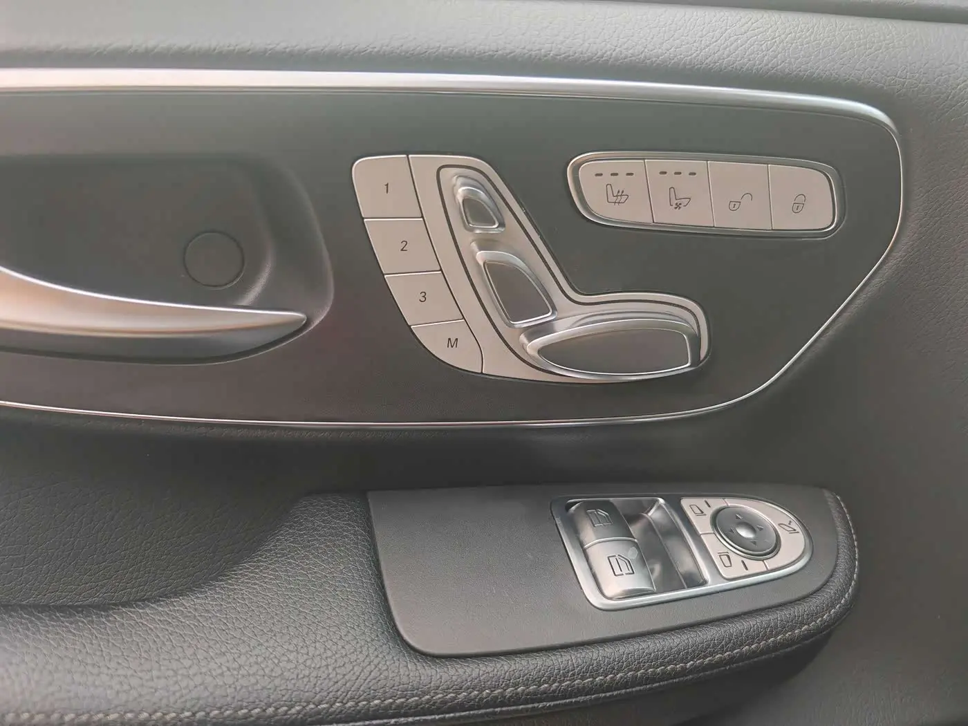 Mercedes-Benz V-Class 2023 — Photo 15/20