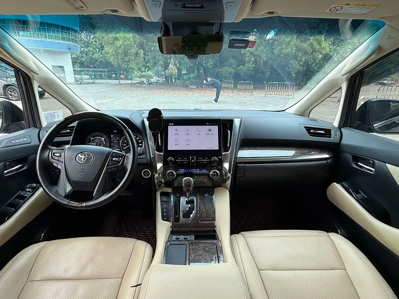 Toyota Vellfire 2023 — Photo 6/20