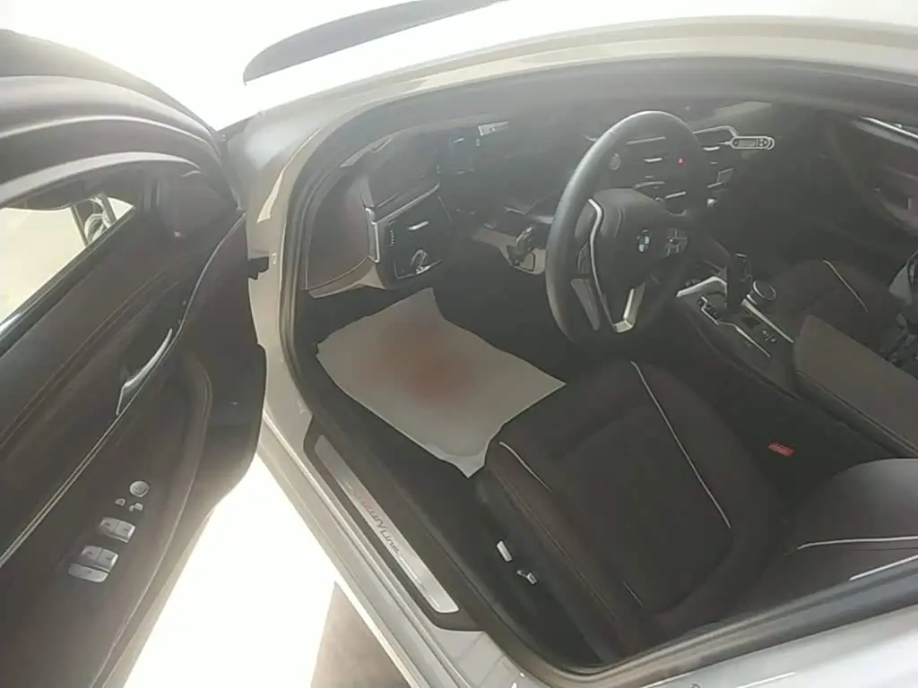 BMW 5 Series 2023 — Photo 15/19
