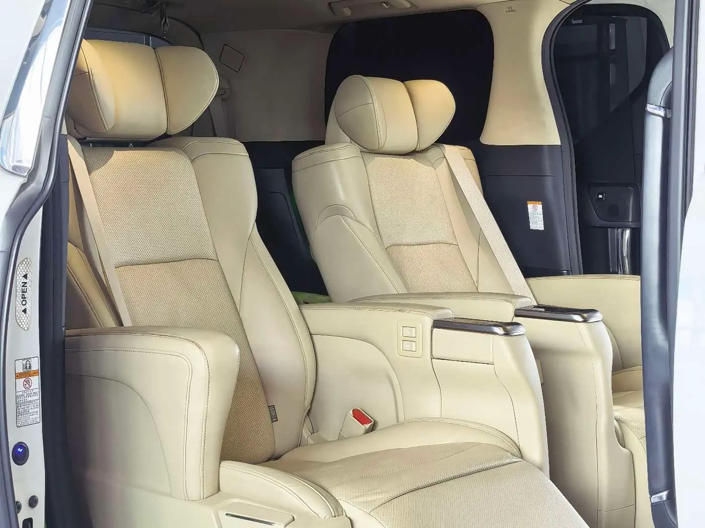Toyota Alphard 2018 — Photo 7/10