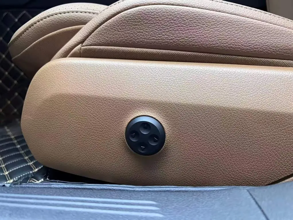 Mercedes-Benz E-Class 2024 — Photo 6/18