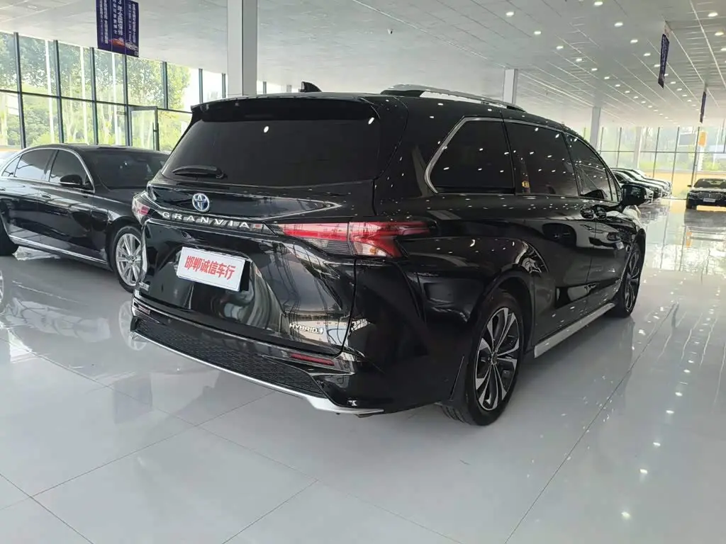 Toyota Granvia 2024 — Photo 4/18