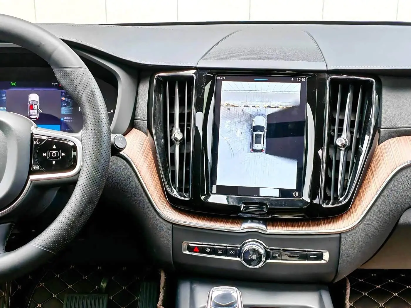 Volvo XC60 Plug-in Hybrid 2023 — Фото 12/18