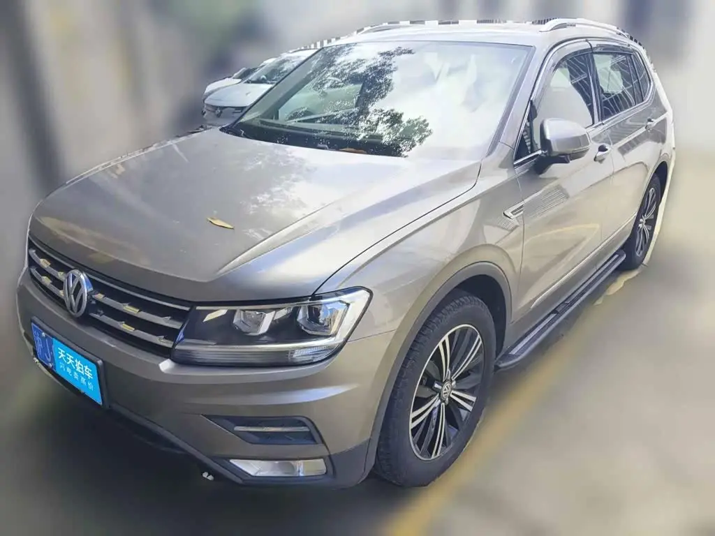 Volkswagen Tiguan L 2020 — Photo 1/12