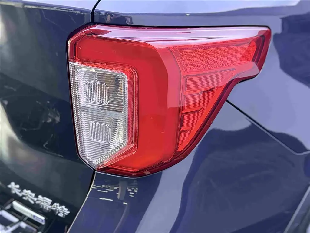 Ford Explorer 2021 — Photo 15/20