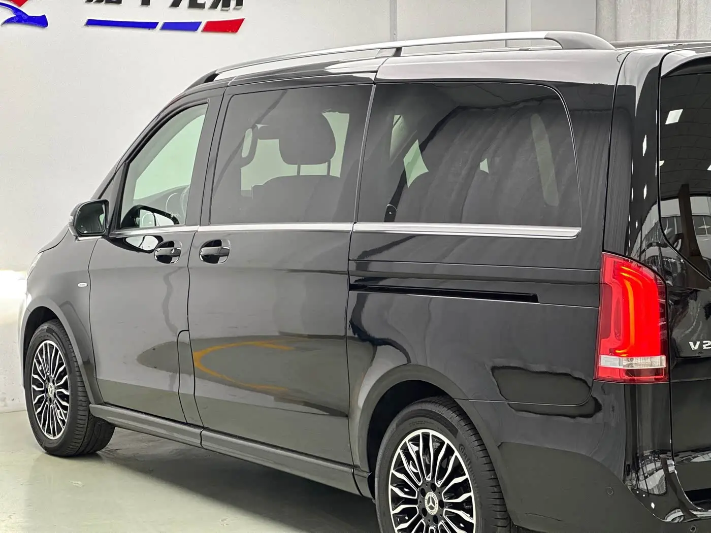 Mercedes-Benz V-Class 2019 — Photo 13/20