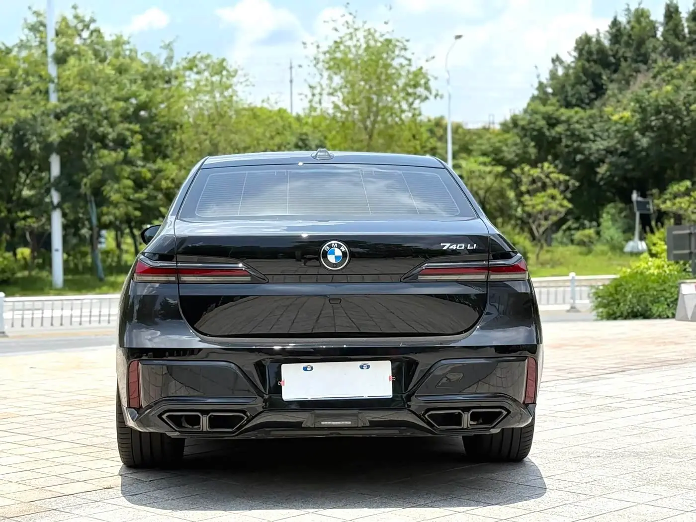 BMW 7 Series 2024 — Photo 16/17