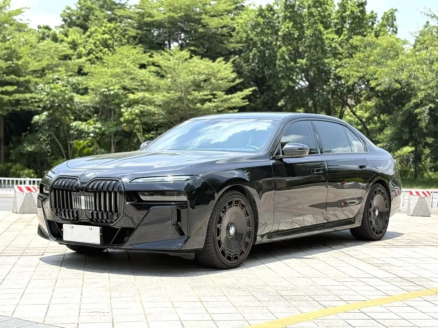 BMW 7 Series 2024 — Photo 1/17