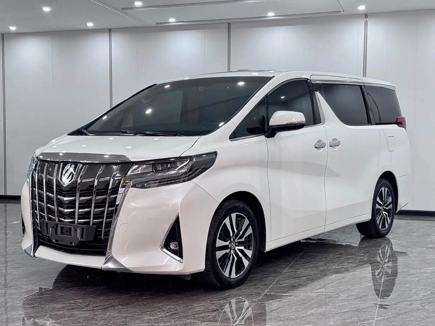 Toyota Alphard 2018 — Photo 1/10