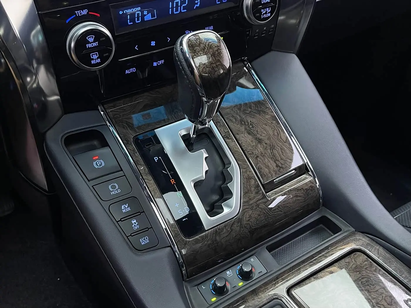 Toyota Alphard 2021 — Photo 12/13
