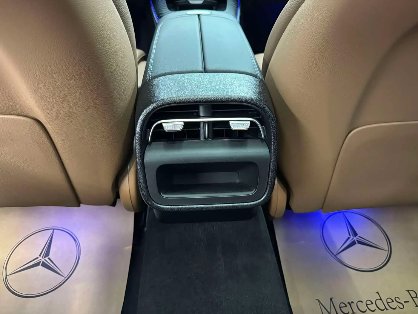 Mercedes-Benz E-Class 2024 — Photo 11/16