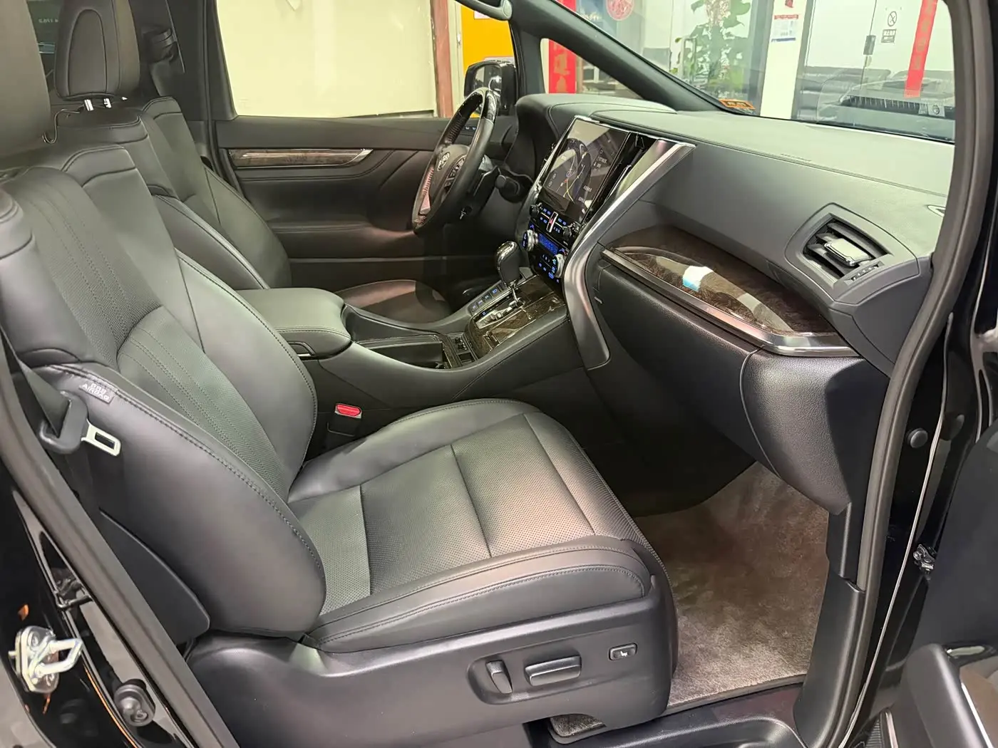 Toyota Alphard 2023 — Photo 10/13