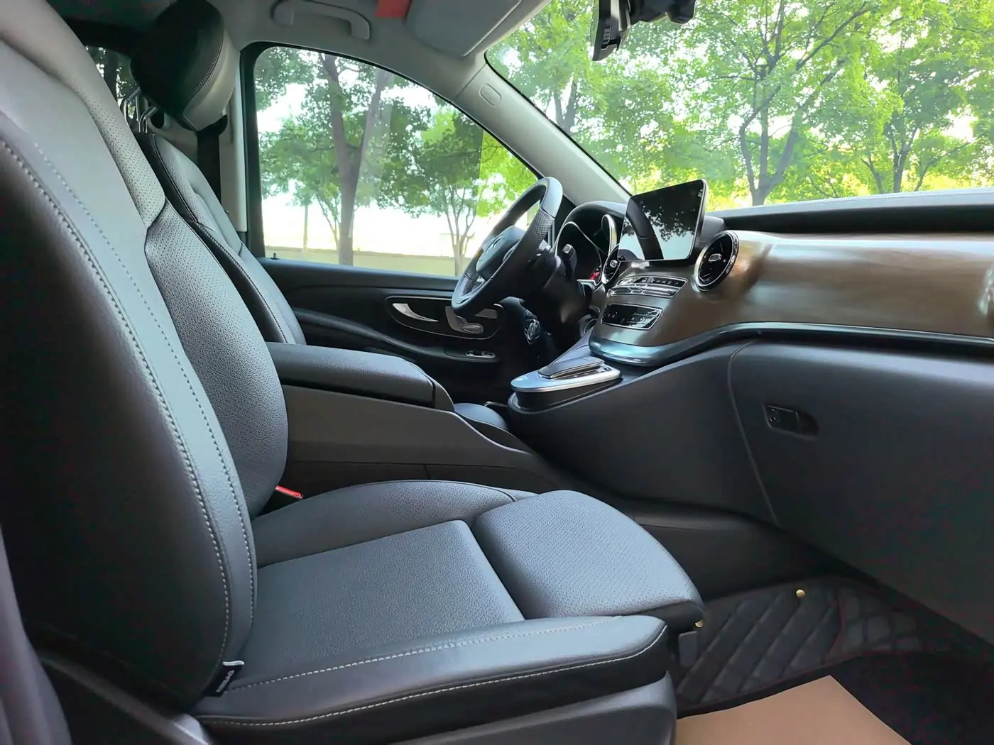 Mercedes-Benz V-Class 2023 — Photo 19/20